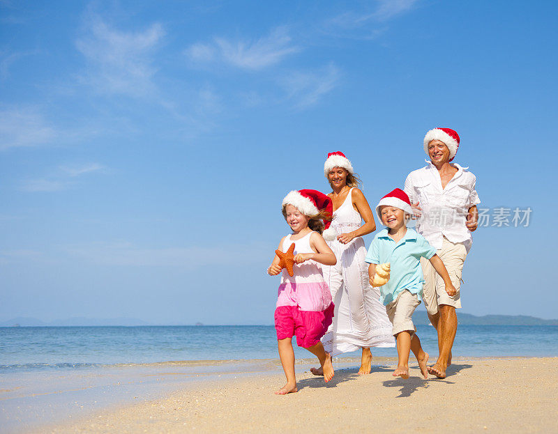 Family Celebrating Christmas on  the Beach重复图片